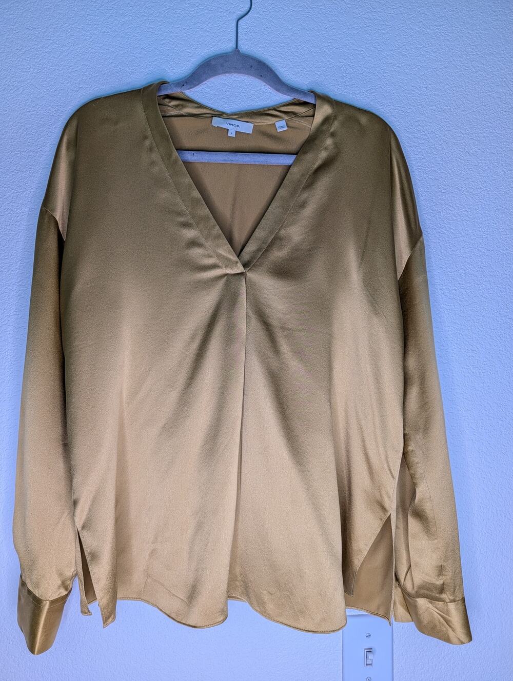 Vince 100% Silk Womens V-Neck Long-Sleeved Blouse S Gold Soft Luxury Chic Office